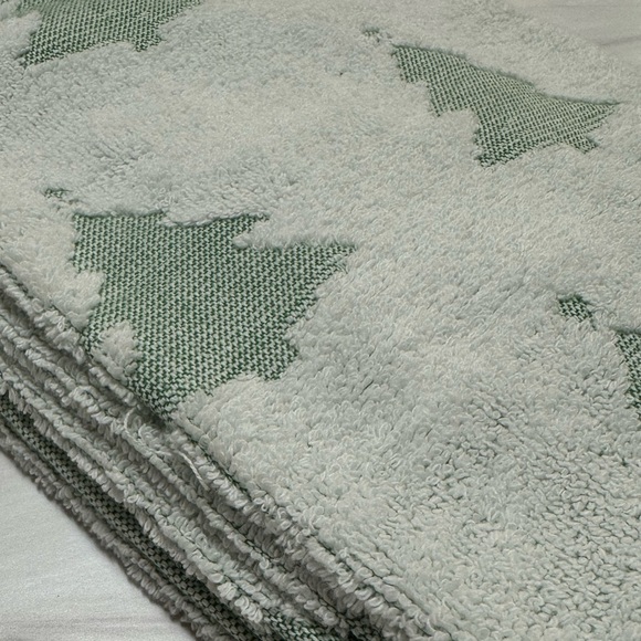 MADE IN TURKEY DECORATIVE HOLIDAY TOWEL SET OF 2 - Picture 3 of 13